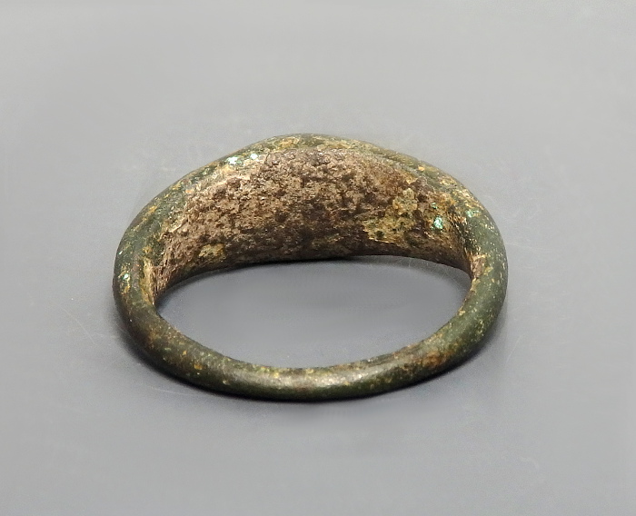 Roman Bronze Ring With An Agate Intaglio Depicting Sol - Den of Antiquity